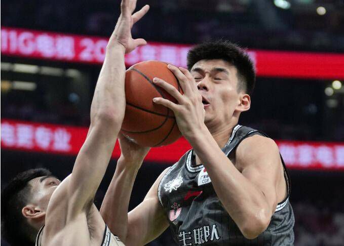 饰演毒贩的古天乐、刘青云、郭富城围坐在堆积成山的钞票箱前，看向镜头的眼神尽是狂意